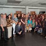 Uczestnicy Wirtualnego Klubu Seniora. Zdjęcie grupowe przed aulą WSzS.