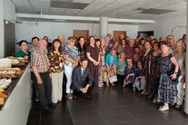 Uczestnicy Wirtualnego Klubu Seniora. Zdjęcie grupowe przed aulą WSzS.