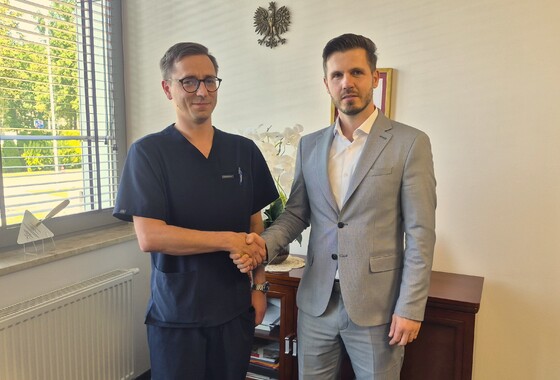 Lek. Maciej Koplejewski - Lekarz Kierujący Oddziałem Okulistycznym z Arturem Koziołem - Dyrektorem Wojewódzkiego Szpitala Specjalistycznego w Białej Podlaskiej.