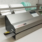 Zgrzewarka rolkowa do zgrzewania pakietów papierowo – foliowych.