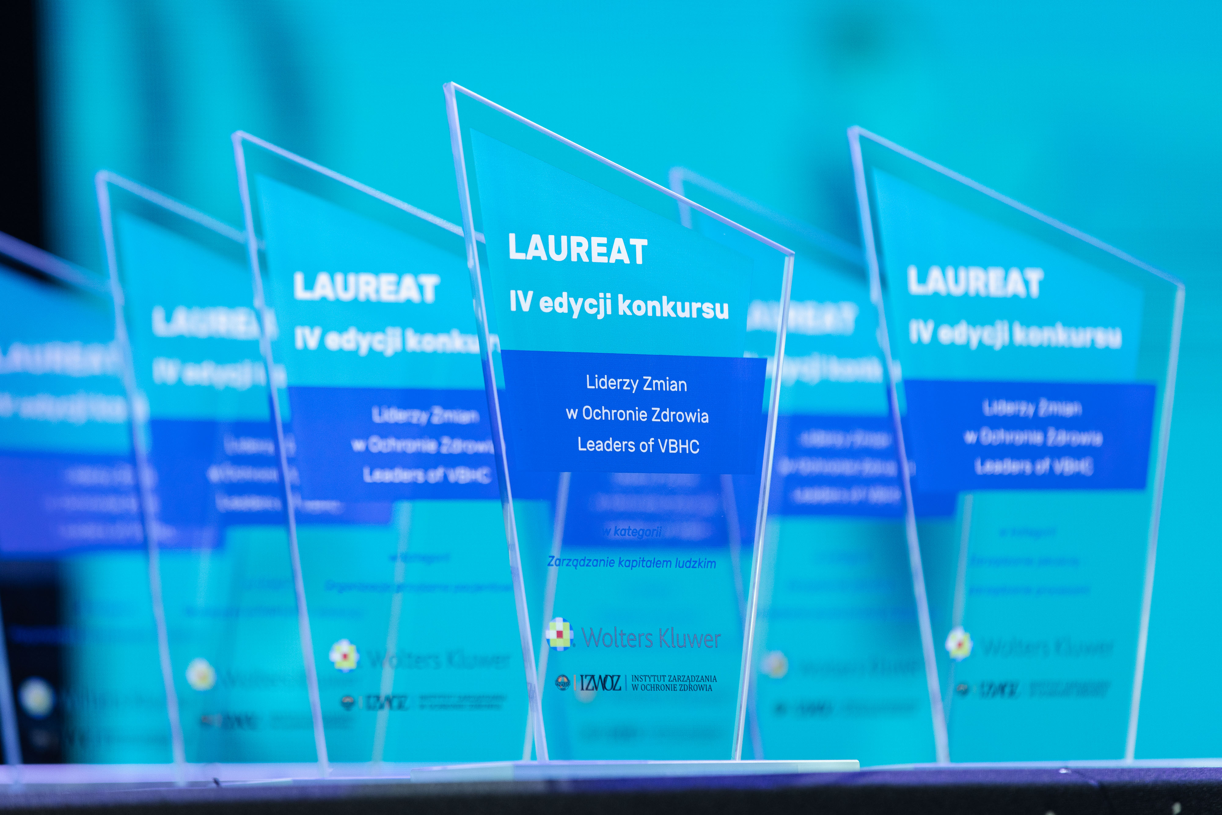 Statuetki dla laureatów IV edycji konkursu.