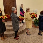 Przedstawiciele WSzS wraz z kwiatami. Podziękowanie księżom sprawującym mszę świętą.