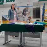 Przedstawiciel WSzS przy przygotowanym stoisku podczas Targów Pracy i Edukacji.