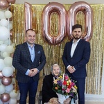 100. urodziny Pacjentki Domowego Szpitala (od lewej: Dariusz Litwiniuk, Jubilatka, Artur Kozioł)