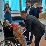 100. urodziny Pacjentki - wręczenie upominku przez Przewodniczącego Rady Społecznej Szpitala.