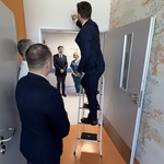 Uroczyste powieszenie krzyża w sali na terenie 