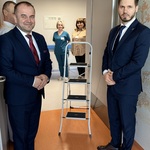 Uroczyste powieszenie krzyża w sali chorych - od lewej Dariusz Litwiniuk - Przewodniczący Rady Społecznej Szpitala oraz Artur Kozioł - Dyrektor WSzS.