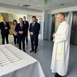 Uroczyste powieszenie krzyży w salach Pacjentów na terenie 