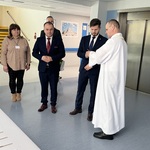 Przekazanie krzyża Dyrektorowi WSzS przez Kapelana Szpitala.