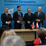 Uroczyste podpisanie umowy o dofinansowanie projektu dotyczącego Chirurgii Jednego Dnia przez władze.