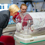 Wizyta Małżonki Prezydenta - Pani Agaty Kornhauser - Dudy w Wojewódzkim Szpitalu Specjalistycznym w Białej Podlaskiej. Wizyta na Oddziale Neonatologicznym im. Wielkiej Orkiestry Świątecznej Pomocy.