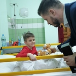 Mikołajki w WSzS. Obdarowanie prezentami pacjentów Oddziału Dziecięcego przez Dyrektora WSzS oraz Przewodniczącego Rady Społecznej Szpitala.
