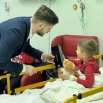 Mikołajki w WSzS. Obdarowanie prezentami pacjentów Oddziału Dziecięcego przez Dyrektora WSzS oraz Przewodniczącego Rady Społecznej Szpitala.
