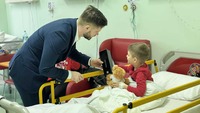 Mikołajki w WSzS. Obdarowanie prezentami pacjentów Oddziału Dziecięcego przez Dyrektora WSzS oraz Przewodniczącego Rady Społecznej Szpitala.