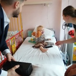 Mikołajki w WSzS. Obdarowanie prezentami pacjentów Oddziału Dziecięcego przez Dyrektora WSzS oraz Przewodniczącego Rady Społecznej Szpitala.