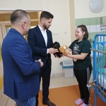 Mikołajki w WSzS. Obdarowanie prezentami pacjentów Oddziału Dziecięcego przez Dyrektora WSzS oraz Przewodniczącego Rady Społecznej Szpitala.