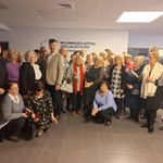 Uczestnicy Wirtualnego Klubu Seniora. Zdjęcie grupowe przed aulą WSzS.