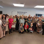 Uczestnicy Wirtualnego Klubu Seniora. Zdjęcie grupowe przed aulą WSzS.