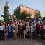 Członkowie Wirtualnego Klubu Seniora przed Operą i Filharmonią Podlaską w Białymstoku.