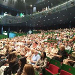 Członkowie Wirtualnego Klubu Seniora w Operze i Filharmonii Podlaskiej w Białymstoku na spektaklu 