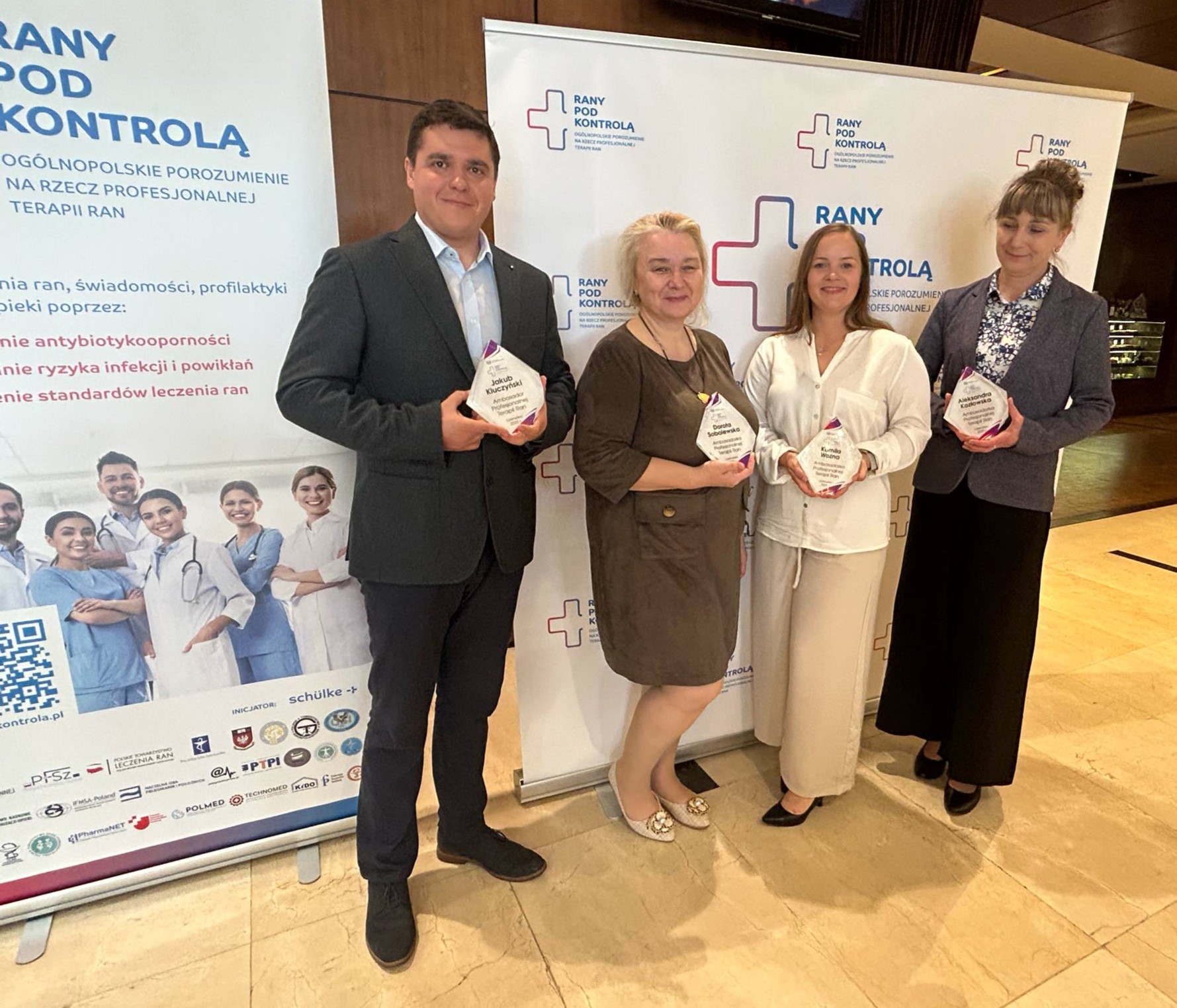 Laureaci konkursu Ambasadorzy Profesjonalnej Terapii Ran. Druga od lewej - Pielęgniarka Wojewódzkiego Szpitala Specjalistycznego w Białej Podlaskiej Dorota Sobolewska.