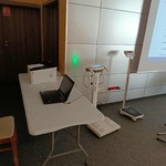 Nowoczesna waga medyczna do pomiaru masy ciała, zawartości wody, tłuszczu oraz wskaźnika BMI.