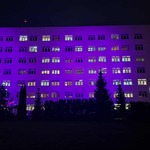 Podświetlenie budynku Szpitala na fioletowo z okazji Światowego Dnia Wcześniaka.