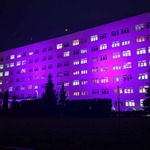 Podświetlenie budynku Szpitala na fioletowo z okazji Światowego Dnia Wcześniaka.