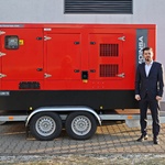 Dyrektor WSzS przy zakupionym agregacie prądotwórczym 160 kW.