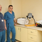 Personel SOR prezentujący dwa urządzenia LUCAS.