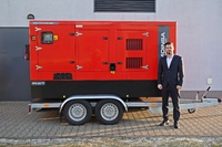 Dyrektor WSzS przy zakupionym agregacie prądotwórczym 160 kW.
