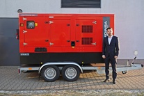 Dyrektor WSzS przy zakupionym agregacie prądotwórczym 160 kW.