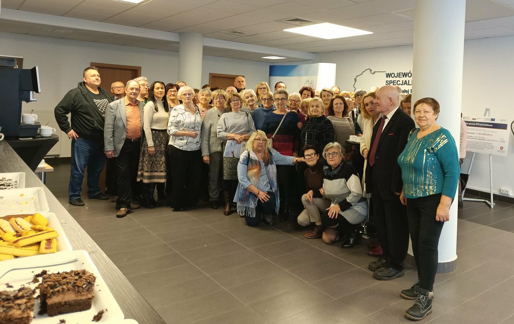 Uczestnicy Wirtualnego Klubu Seniora. Zdjęcie grupowe przed aulą WSzS.