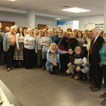 Uczestnicy Wirtualnego Klubu Seniora. Zdjęcie grupowe przed aulą WSzS.