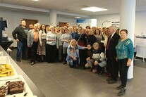 Uczestnicy Wirtualnego Klubu Seniora. Zdjęcie grupowe przed aulą WSzS.