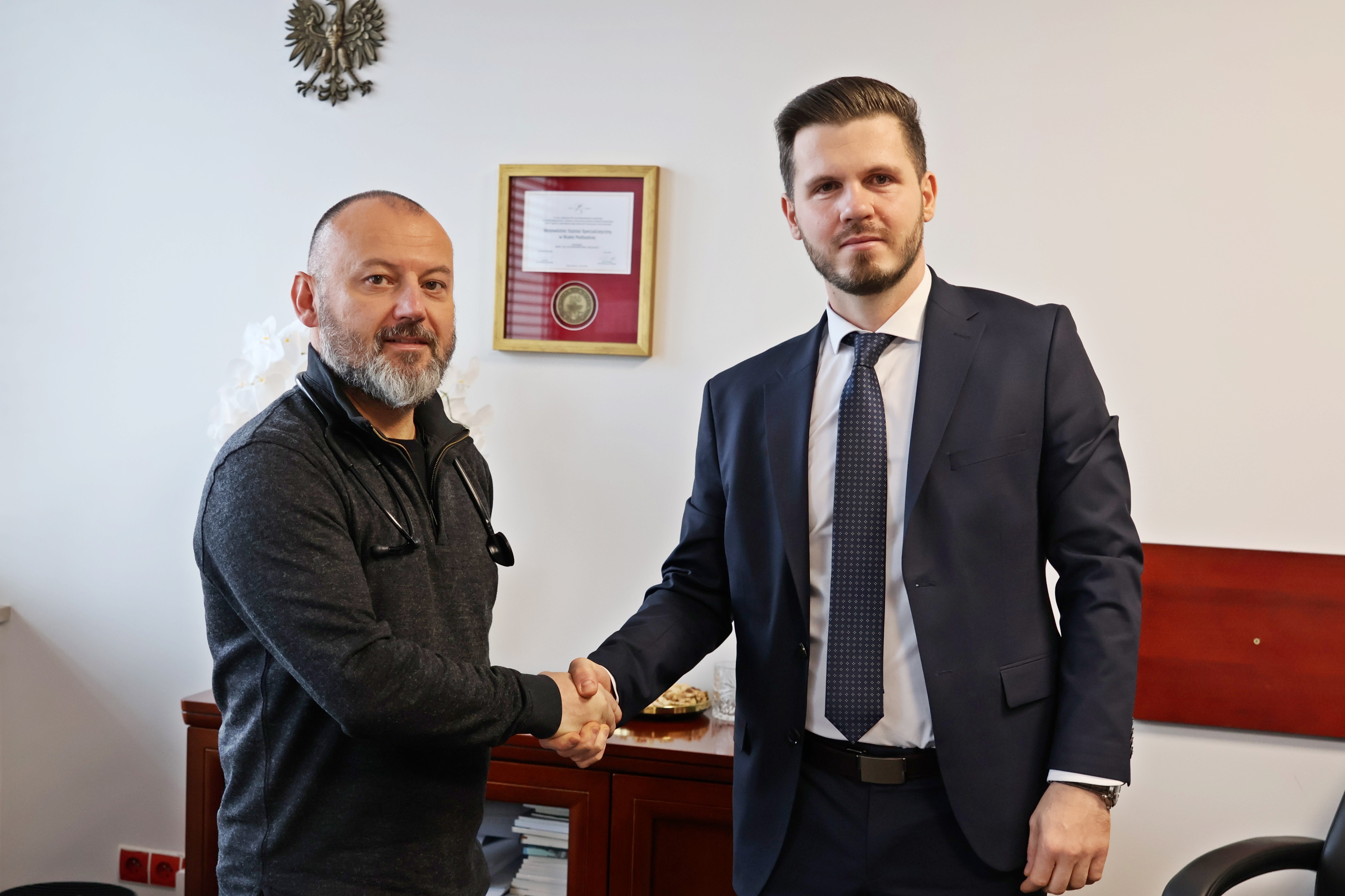 Dr hab. n. med. Jakub Żołnierek wraz z Arturem Koziołem - Dyrektorem Wojewódzkiego Szpitala Specjalistycznego w Białej Podlaskiej.