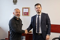 Dr hab. n. med. Jakub Żołnierek wraz z Arturem Koziołem - Dyrektorem Wojewódzkiego Szpitala Specjalistycznego w Białej Podlaskiej.