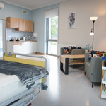 Pokój w nowym pawilonie Zakładu Opiekuńczo-Leczniczego.