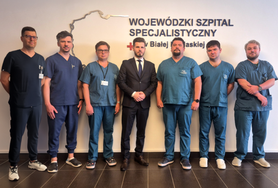 Od lewej: dr n. med. Bożydar Tylus, lek. Daniel Burdzy, lek. Krzysztof Pękala, Artur Kozioł - Dyrektor Wojewódzkiego Szpitala Specjalistycznego w Białej Podlaskiej, lek. Kamil Kur, lek. Filip Rozpotyński, lek. Ariel Andrzejuk.