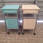 Szafki przyłóżkowe.