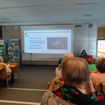 Wykład poświęcony finansom podczas spotkania Wirtualnego Klubu Seniora.