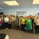 Uczestnicy Wirtualnego Klubu Seniora. Zdjęcie grupowe przed aulą WSzS.