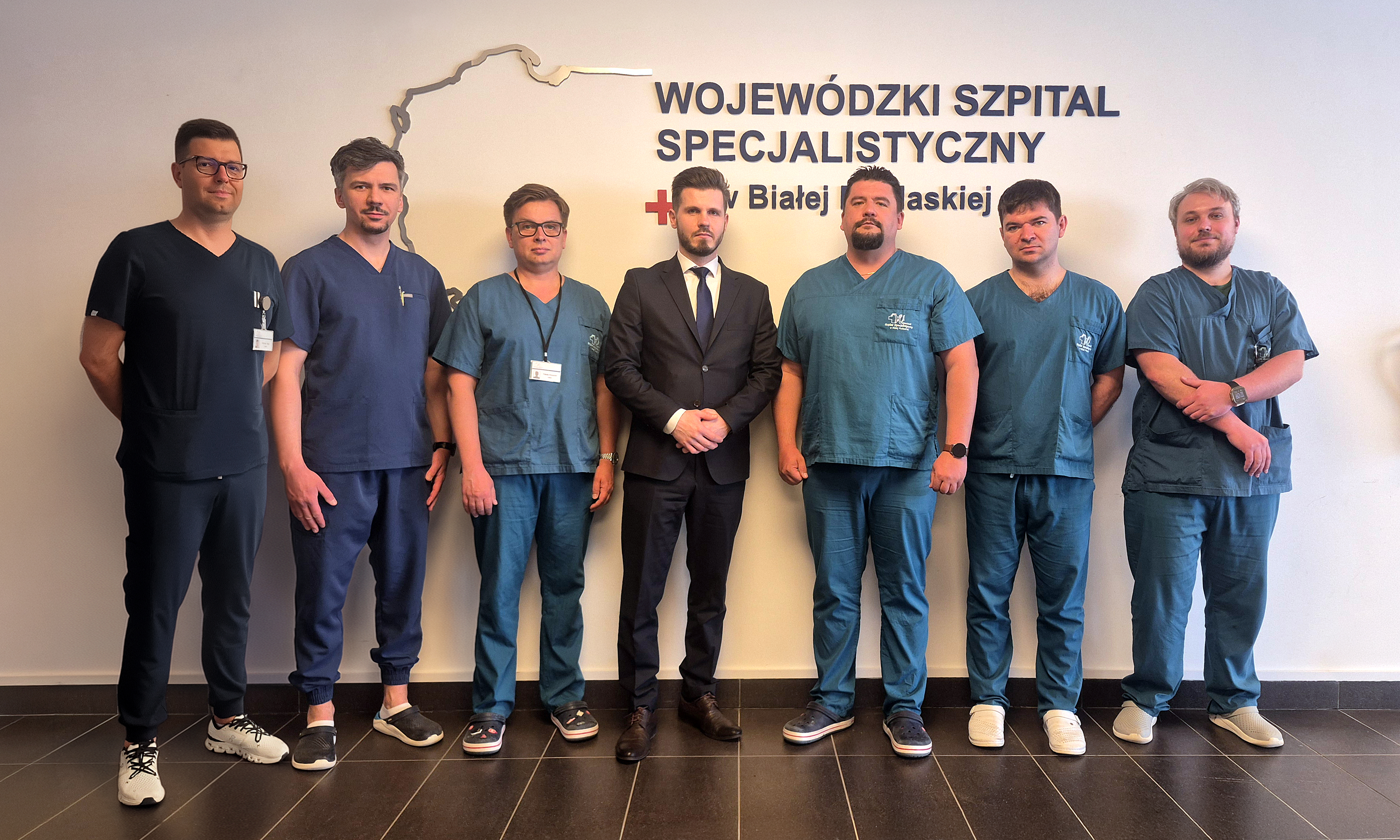 Od lewej: dr n. med. Bożydar Tylus, lek. Daniel Burdzy, lek. Krzysztof Pękala, Artur Kozioł - Dyrektor Wojewódzkiego Szpitala Specjalistycznego w Białej Podlaskiej, lek. Kamil Kur, lek. Filip Rozpotyński, lek. Ariel Andrzejuk.